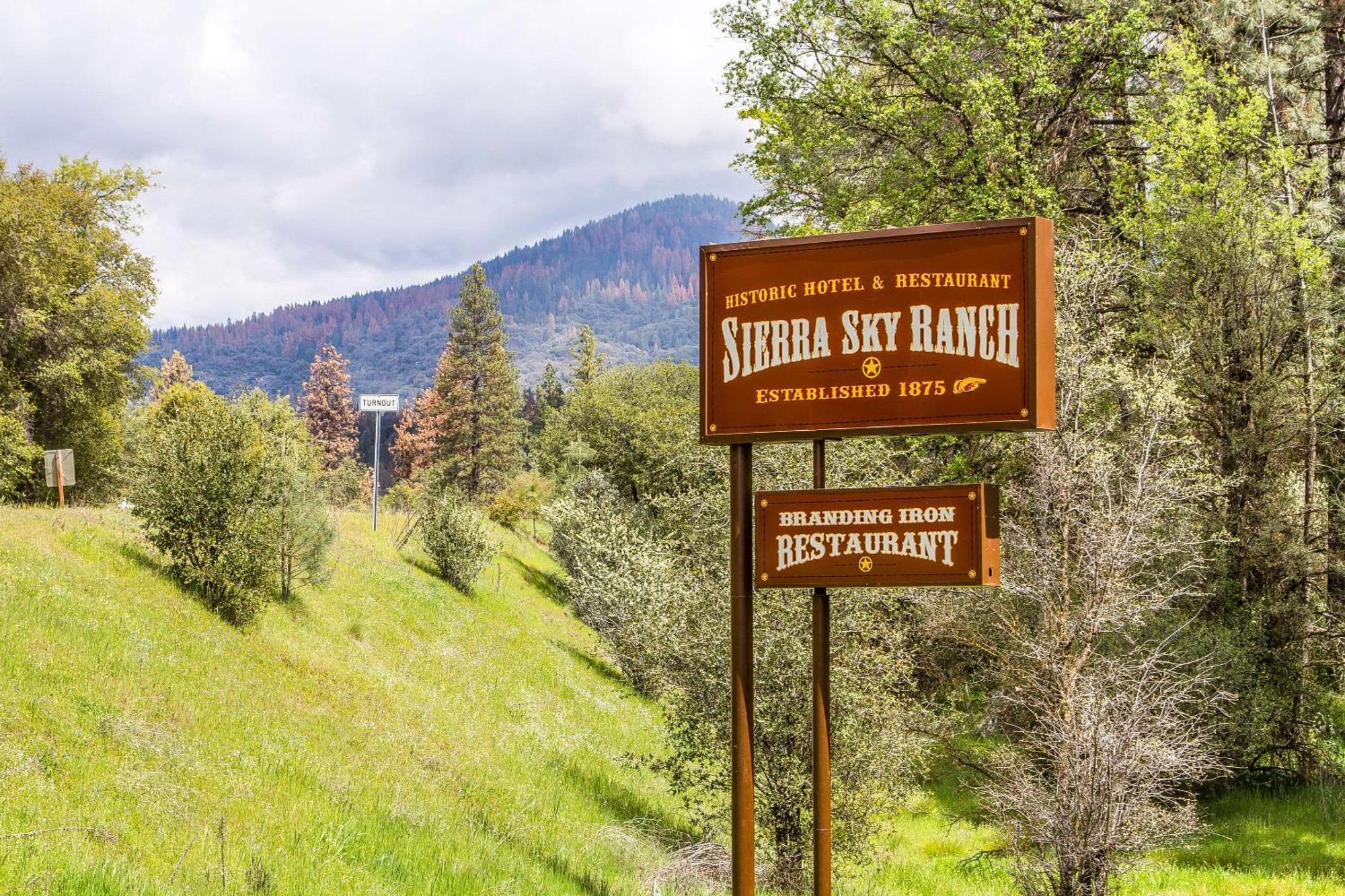 Отель Sierra Sky Ranch Окхерст Экстерьер фото